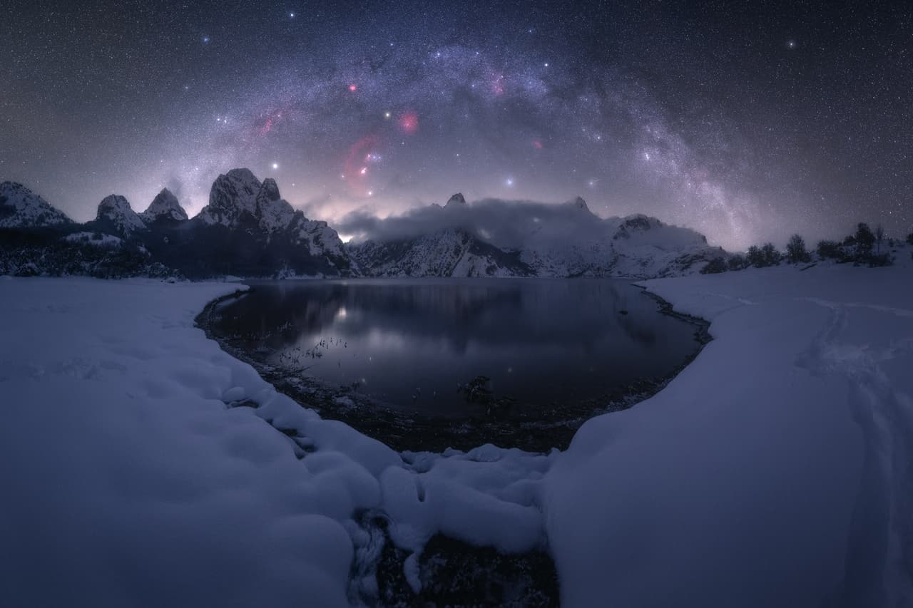 <b> ‘Riaño’, tomada desde Castilla y León, España.</b>
<br>
<br>La fotografía durante el invierno desde la montaña de Riaño y su embalse, al norte de España. “La mayor dificultad de aquella noche fue principalmente el frío que hizo”, dijo sobre esta imágen su autor. “La humedad del embalse se congelaba sobre el lente”, agregó. 
<br>