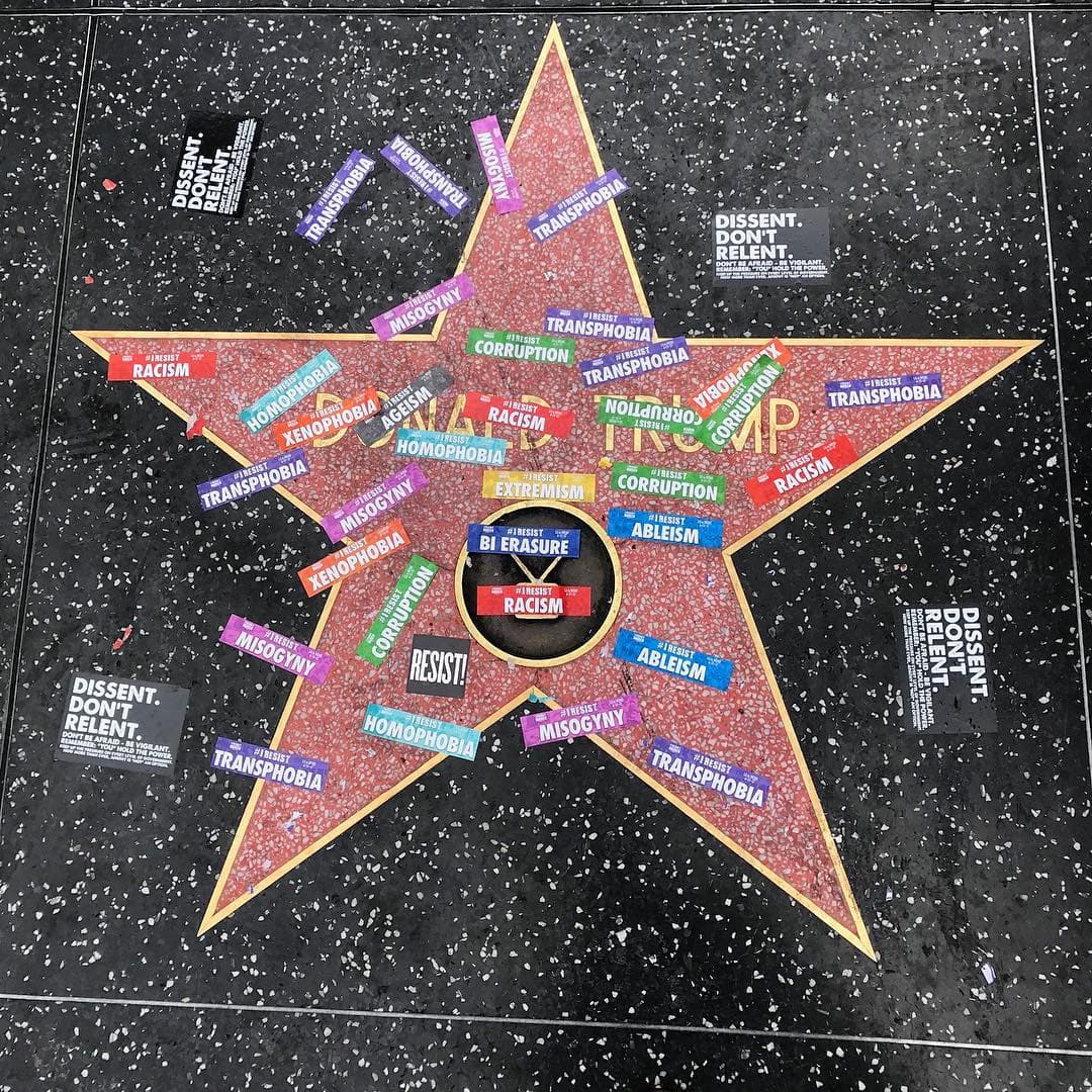 Durante el desfile gay fueron colocadas calcomanías en la estrella de Donald Trump en el Paseo de la Fama de Hollywood.