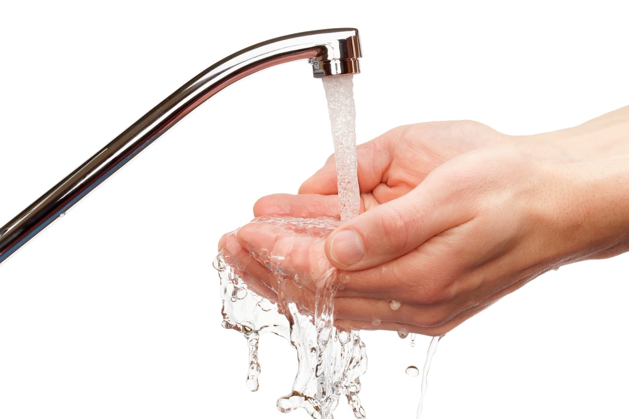 En su rutina diaria, incluya lavarse las manos por al menos 20 segundos con agua y jabón. Si no se las puede lavar, utilice desinfectante o anti bacterial.