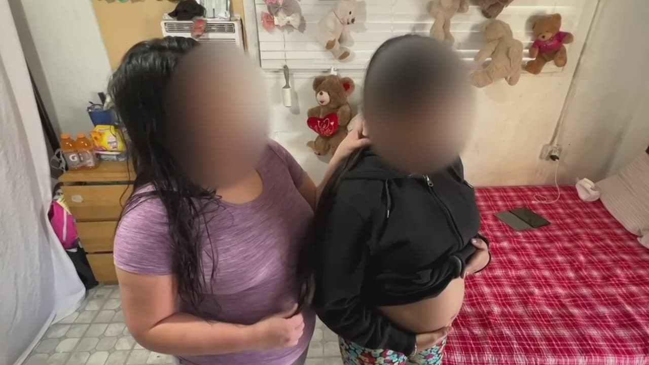 <b>Abusada y embarazada: el drama de una migrante venezolana de 13 años tras cruzar la frontera de Estados Unidos</b>
<br>
<br>La menor y su familia se entregaron a las autoridades de inmigración en la frontera, pero el drama comenzó después de establecerse en Phoenix, Arizona. Los padres aseguran que un sujeto que conocieron en el camino hacia Estados Unidos es el responsable de abusar y dejar embarazada a la joven, que se quedaba en la casa cuidando a sus hermanitos mientras los adultos trabajaban. Ahora se preparan para la llegada del bebé.