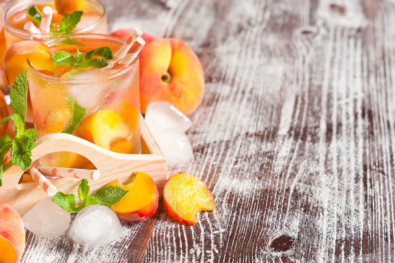 Vino blanco con durazno: si tienes media copa de vino blanco y una lata de duraznos en almíbar tienes todo lo que necesitas para hacer este trago. Agrega un poco de hielo, una cucharadita del almíbar a una copa de vino y decora con trozos de fruta.