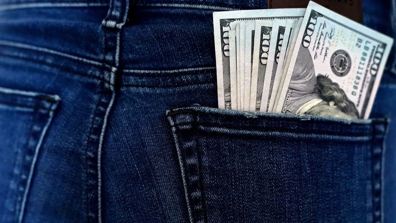 Cómo lograr ahorrar $6,000 en un año: consejos de una experta en finanzas