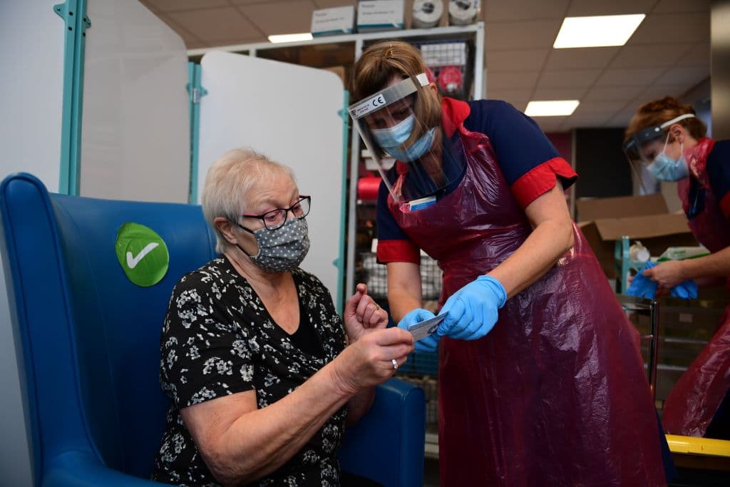 <b>Los hogares de ancianos deben tener prioridad porque han registrado la mayoría de los casos y muertes.</b>
<br>
<br>
<br>