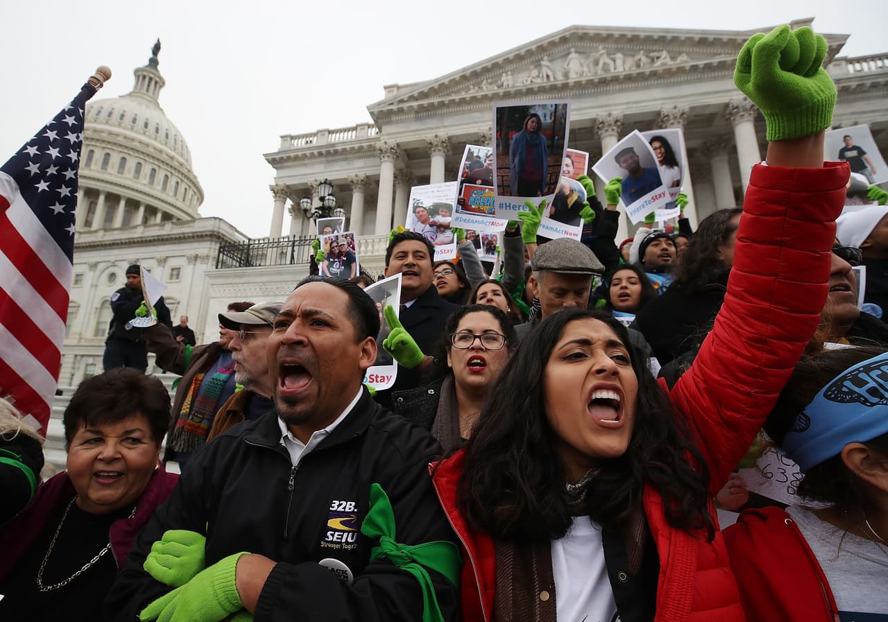 <b>La lucha dreamer sin descanso.<a href="https://www.univision.com/noticias/inmigracion/a-pesar-que-el-congreso-no-aprobo-el-dream-act-los-dreamers-no-se-rinden-y-aseguran-que-la-batalla-continuara-en-enero"> Aunque demócratas y republicanos no se pusieron de acuerdo</a></b> para aprobar una ley que le otorgue estatus legal permanente a unos 800,000 dreamers protegidos por DACA antes de fin de año, los soñadores no detienen sus esfuerzos para que se apruebe una solución permanente para ellos en el Congreso. 
<b><a href="https://www.univision.com/noticias/dreamers/liberan-a-los-7-dreamers-arrestados-que-estaban-haciendo-huelga-de-hambre-para-presionar-a-los-democratas">Cientos de activistas se han acercado al centro del poder en Washington para estar en contacto con sus legisladores</a></b>.