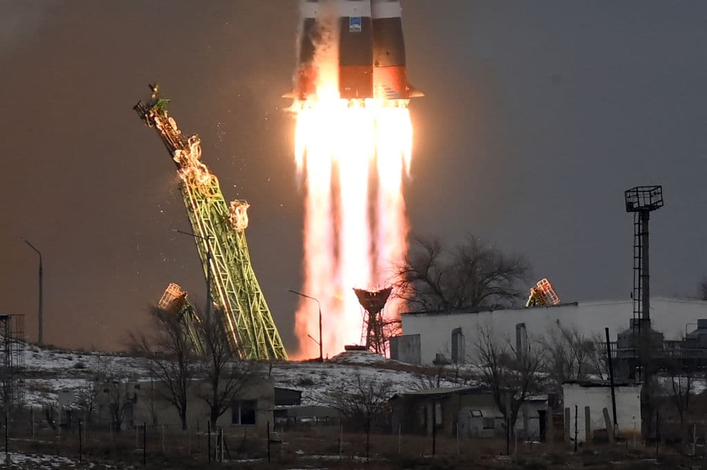 Un millonario japonés salió este miércoles a bordo de una nave rusa con destino a la 
<a href="https://www.univision.com/temas/estacion-espacial-internacional">Estación Espacial Internacional</a> (ISS), en donde 
<b>permanecerá durante 12 días</b>, un viaje que marca el regreso de Moscú al turismo galáctico.