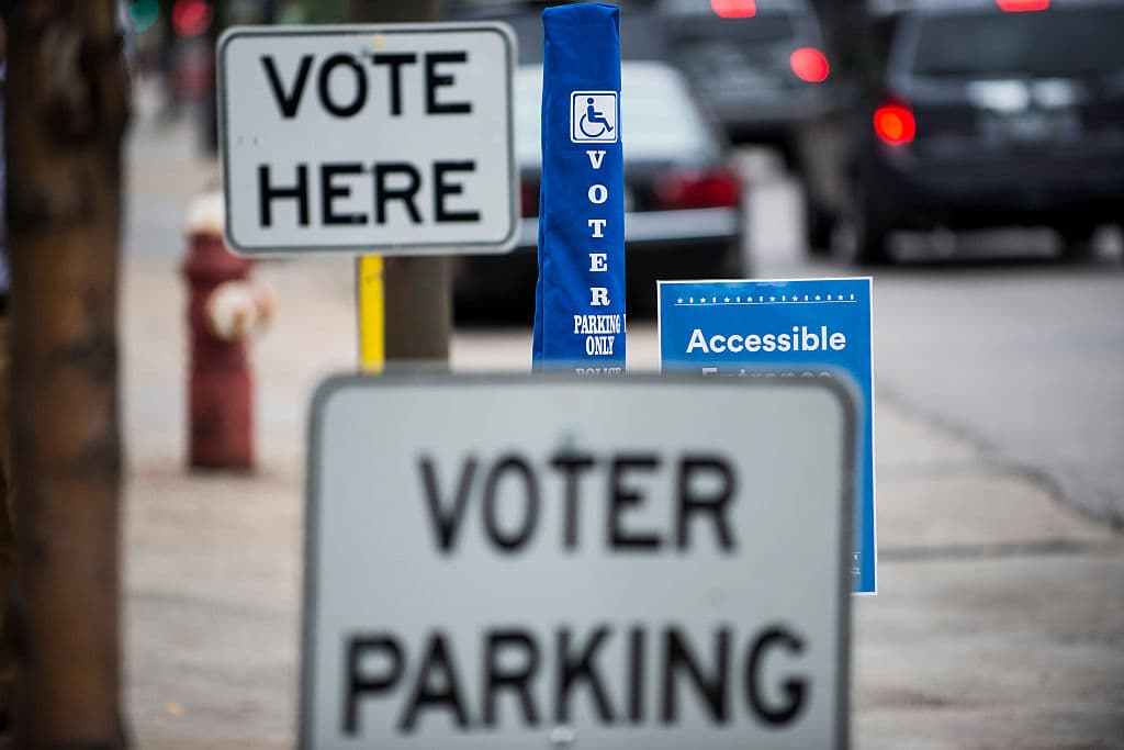 La Ley de Accesibilidad de los Votantes exige que los lugares de votación sean accesibles para personas con discapacidades. Y quienes vivan en el extranjero tienen derecho a votar, según la Ley de Votación en Ausencia de Ciudadanos Uniformados y Extranjeros.