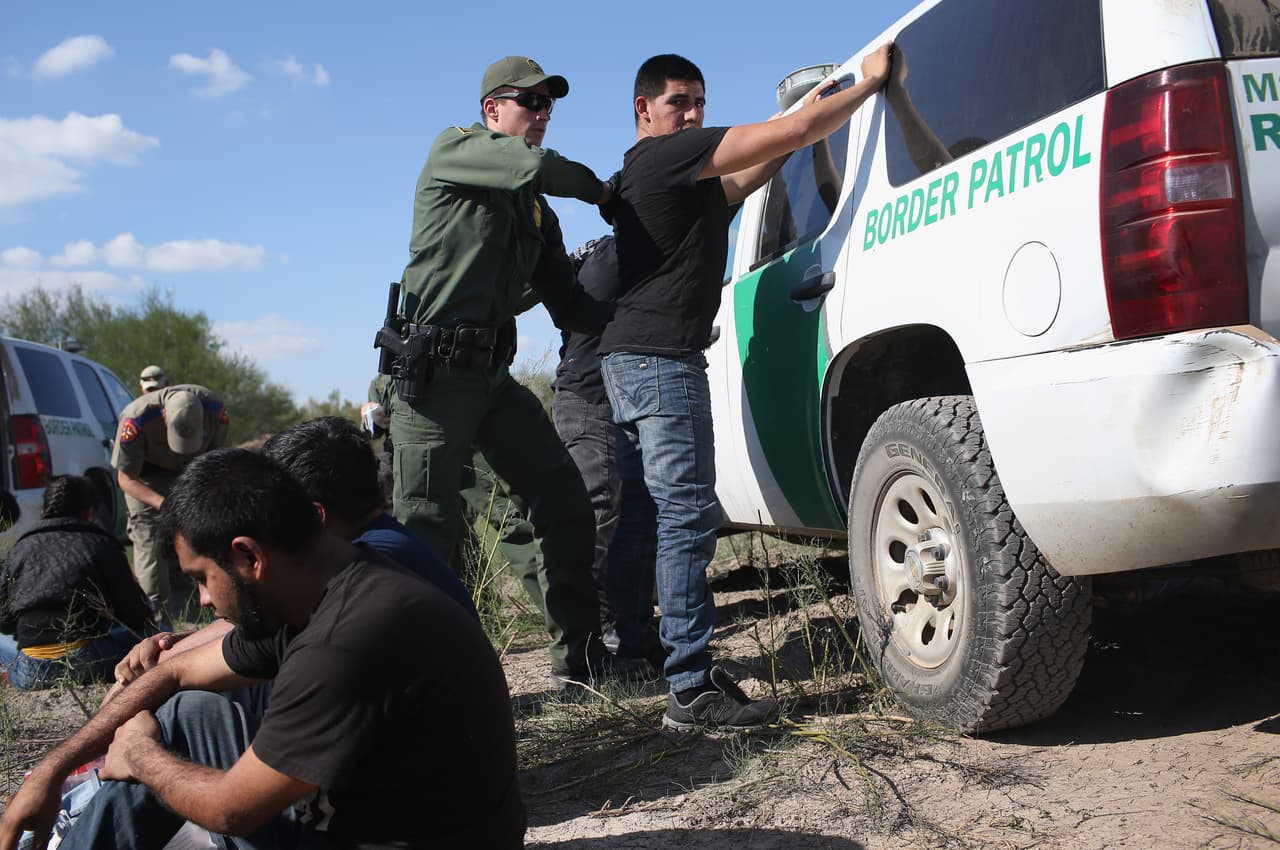 Por qué están aumentando a la vez los arrestos en la frontera y las deportaciones de indocumentados de ICE