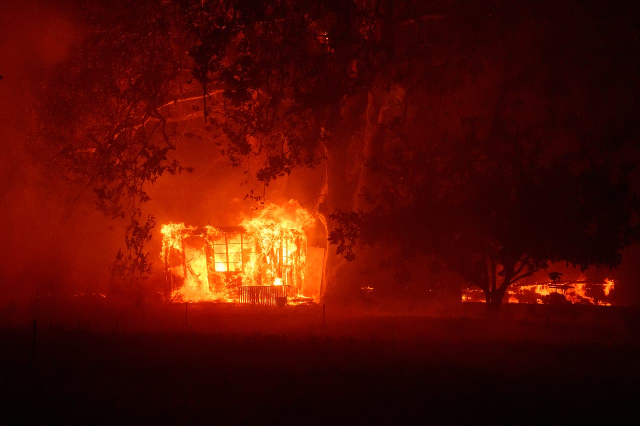 Myerhoff dijo que 
<b>el incendio se desplazó hacia el sur,</b> saltando la famosa Pacific Coast Highway y 
<b>extendiéndose hasta el océano</b>, donde hay grandes casas a lo largo de la playa.