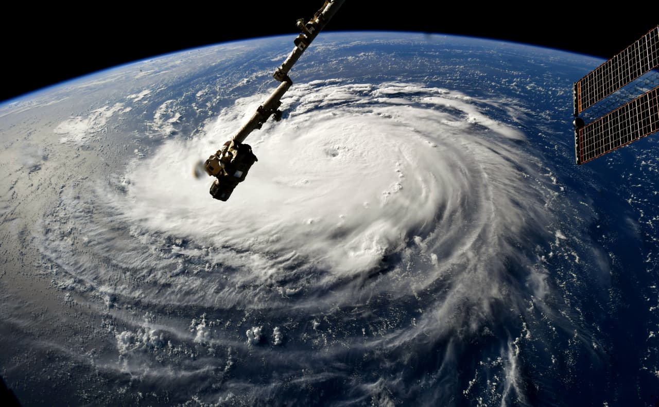 La frecuencia 
<a href="https://www.univision.com/noticias/huracanes/en-vivo-noticias-huracan-ian-toca-tierra-cuba">de los ciclones tropicales</a> en un año rara vez es una indicación de cuán intensos pueden ser cuando tocan tierra. Algunas de las tormentas más poderosas, como el huracán Andrew en 1992, aparecieron durante una de las temporadas de huracanes más lentas de las últimas décadas. Es difícil de predecir con precisión la fuerza de un huracán, y las tormentas más intensas registradas varían mucho según la década, la letalidad y su capacidad de destrucción.
<br>
<br>Para determinar los huracanes más poderosos de todos los tiempos, el sitio 247WallSt.com utilizó datos de la National Oceanic and Atmospheric Administration (NOAA), que datan de 1851, para clasificar los ciclones tropicales según la presión central estimada al momento de tocar tierra para todos los huracanes. Los huracanes se clasificaron según su presión mínima en milibares (un milibar equivale a 100 pascales de presión). Cuanto más baja es la presión mínima de una tormenta, más fuerte es la tormenta. Por contexto, la presión del aire es de 1,013 milibares al nivel del mar. Las tormentas en esta lista tenían una presión mínima de 950 milibares o menos.
<br>