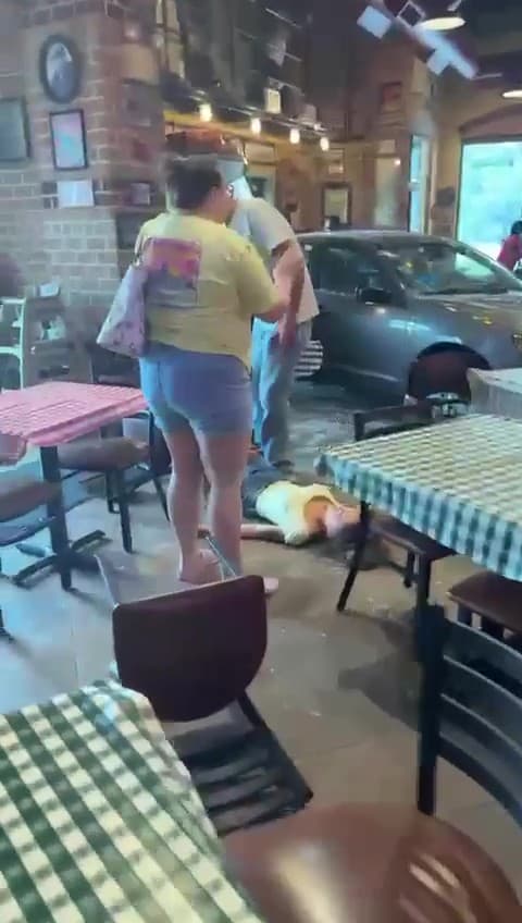 El jefe del Departamento de Policía de Oswego, Jason Bastin, informó que aún es 
<b>muy pronto para determinar las causas del accidente o si se presentarán cargos legales.</b> La zona permanece acordonada mientras continúa la investigación.