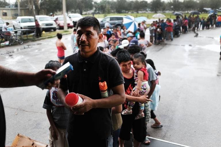 Los residentes de la población inmigrante de Immokalee, en su mayoría agricultores, esperan las donaciones de un grupo de voluntarios de Atlanta.