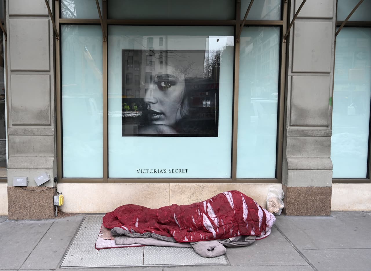 El incremento del 2.2% en la cantidad de 'homeless' equivale a 12,751 de desamparados más respecto al año anterior, señala el informe de la HUD. Durante 2020, el 61% de las personas sin hogar se alojaba en lugares protegidos, refugios de emergencia o programas de vivienda de transición, mientras que el 39% se encontraba en "lugares sin refugio, como en la calle, en edificios abandonados o en otros lugares no aptos para la habitación humana", agrega el documento.