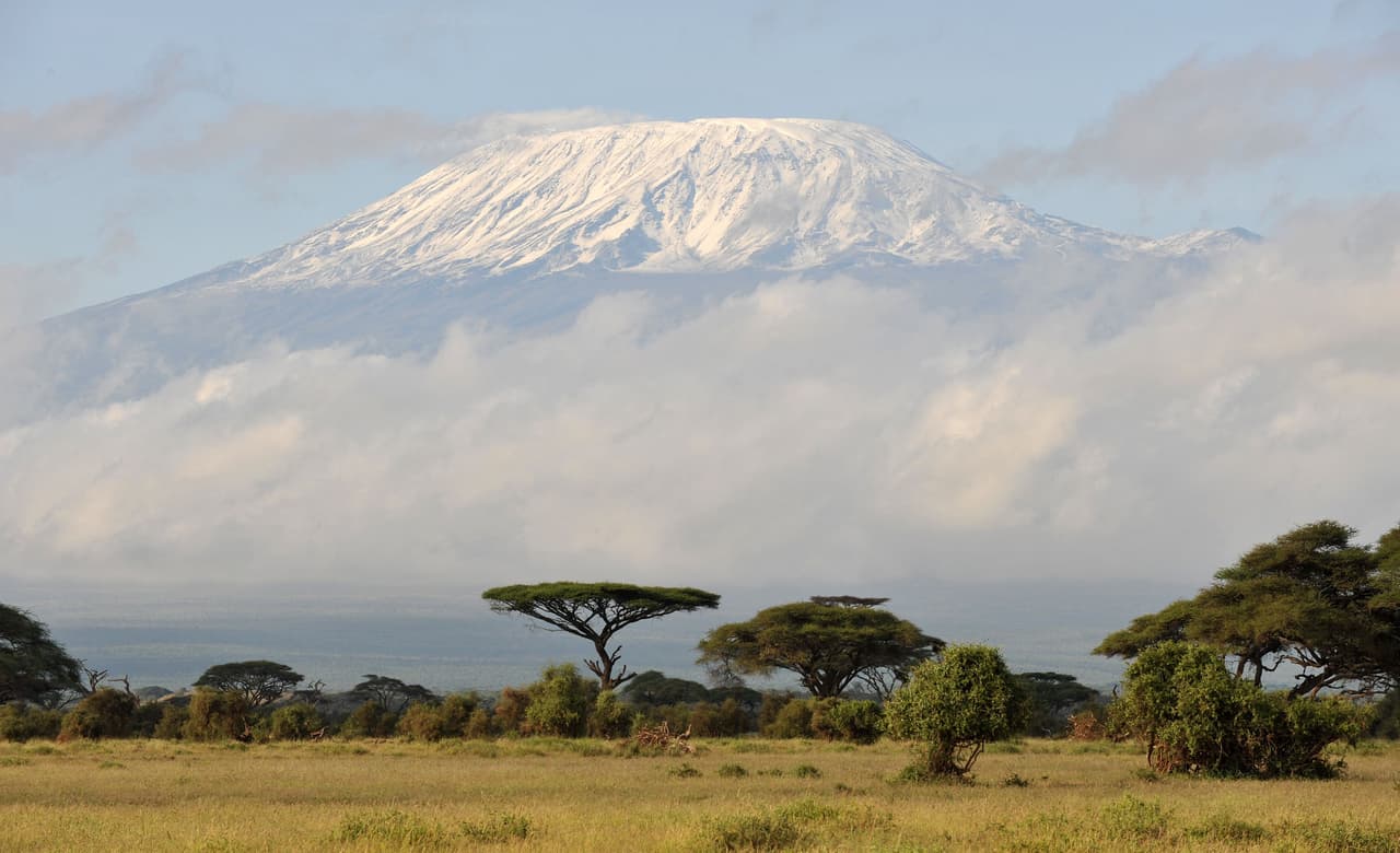 <h3 class="cms-H3-H3">2. Monte Kilimanjaro, Tanzania</h3>
<br>
<br>El hielo que se acumula en los glaciares que están en el monte Kilimanjaro, en Tanzania, también está en riesgo. La desaparición de la nieve en el lugar es una de las más rápidas: los investigadores calculan que el hielo en su cumbre (a más de 5,800 metros de altura) habrá desaparecido para 2035. 
<br>