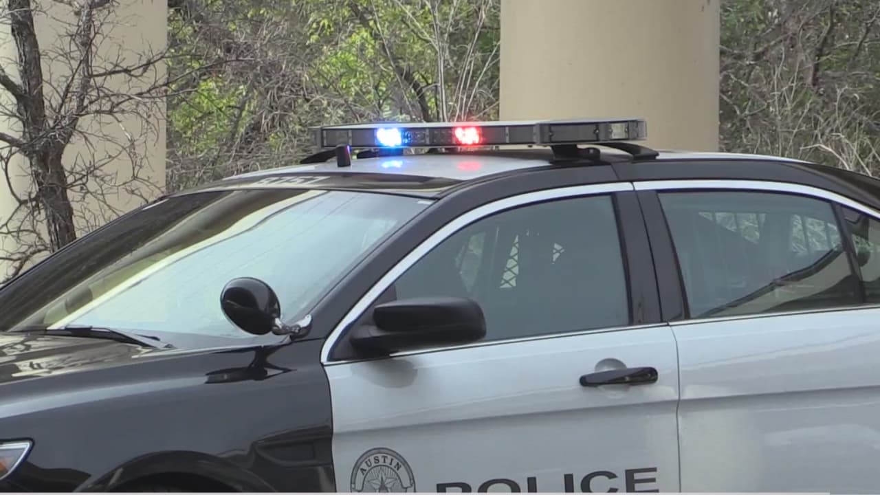 Usted puede hacer su reporte llamando al 3-1-1 o también lo puede hacer en internet. Puede entrar a este 
<a href="https://www.austintexas.gov/page/offenses" target="_blank">sitio</a>. Ahí podrá encontrar los enlaces en español de los crímenes que puede reportar.