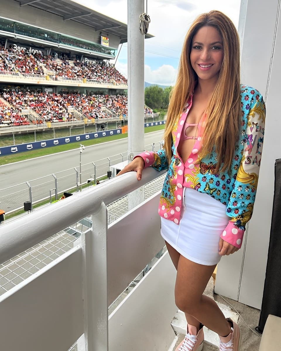 A diferencia de ocasiones pasadas, que disfrutó de las carreras en las que participó 
<a href="https://www.univision.com/famosos/shakira-lewis-hamilton-besos-arrumacos-detalles-supuesto-romance">Lewis Hamilton, con quien presuntamente sostiene un idilio</a>, ahora se reunió con sus amistades. 
<br>