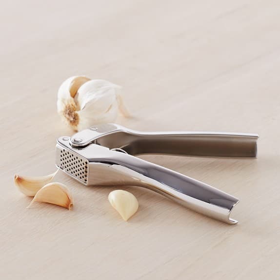 <b>Exprimidor de ajo o 'machacador':</b> es muy útil para sacar el jugo de este ingrediente, un concentrado súper potenente que se usa para darle sabor a aderezos como el Tzatziki griego o para agregar a las salsas de tomate para pasta. Es muy fácil de usar, sólo tienes que pelar un ajo, introducirlo y presionar. | 
<a href="http://www.williams-sonoma.com.mx/tienda/open-kitchen-exprimidor-de-ajo/10000001720">William Sonoma</a>, $44.95 dólares