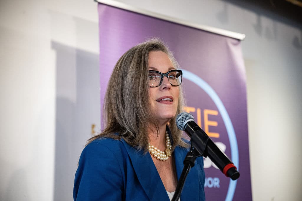 La recién electa gobernadora 
<b><a href="https://www.univision.com/local/arizona-ktvw/politica-arizona/katie-hobbs-la-secretaria-de-estado-que-se-postulo-como-candidata-a-gobernadora-de-arizona" target="_blank">Katie Hobbs, del Partido Demócrata,</a></b> dijo la semana pasada que todavía no tiene un plan para el muro fronterizo de contenedores.