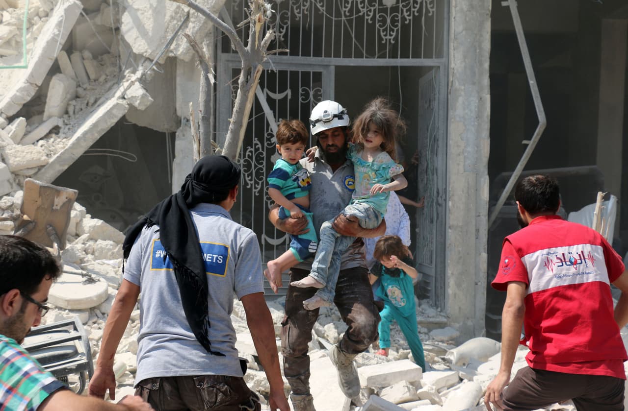 Un ataque del gobierno Sirio sobre Maadi, en el este de Alepo, el 27 de agosto de 2016. Al menos 15 civiles murieron cuando dos bombas cayeron con algunos minutos de diferencia cerca de donde algunas personas recibían condolencias por los muertos esa semana.