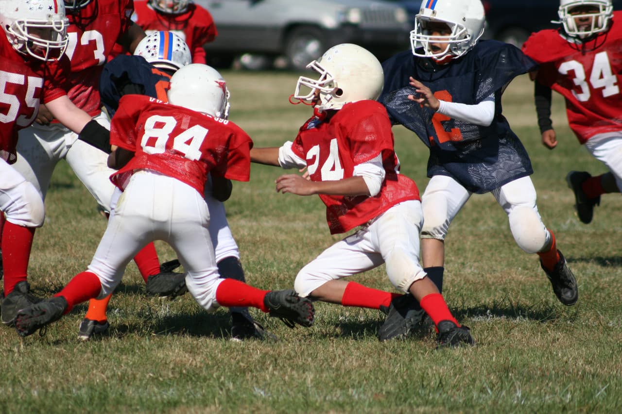 Esta medida ha sido impulsada por defensores que buscan proteger a los niños del daño cerebral asociado con este deporte.