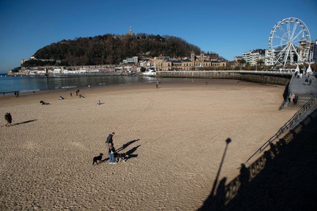 <b>Puesto 15: La Concha Beach (San Sebastián - Donostia, España)</b>
<br>
<br>La Concha tiene agua clara, limpia, grande y poco profunda, una hermosa arquitectura y está rodeada por montañas verdes que la rodean... ¡excelente!