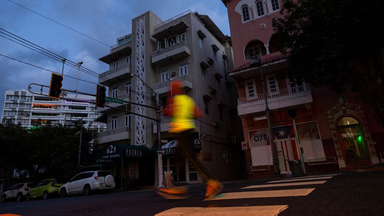 Restauran electricidad a 98% de los hogares en Puerto Rico; advierten posibles relevos de carga
