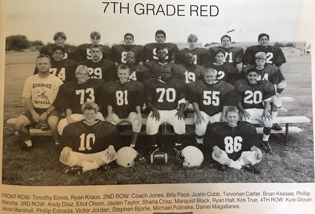Michael jugo con el equipo de fútbol en Goddard Junior High. "Jugué en todas las posiciones, lo que sea. Prácticamente nunca salí del campo", dijo Michael, quien ahora tiene 33. (En la última fila de la foto, segundo desde la derecha)