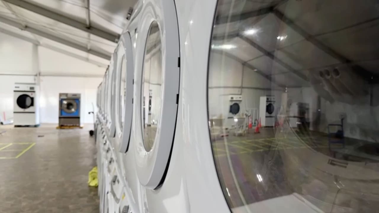 La Patrulla Fronteriza está reportando que 
<a href="https://www.univision.com/local/san-antonio-kwex/inmigrantes-frontera-piedras-negras-eagle-pass" target="_blank">ya no es necesario mantener abierto un centro de procesamiento en la frontera de Texas</a>, en la ciudad de Eagle Pass. Aunque
<b> dentro de las instalaciones cabían hasta 6,000 personas,</b> el gobierno federal está cerrando este campamento semanas después de que el presidente Donald Trump entró al poder.