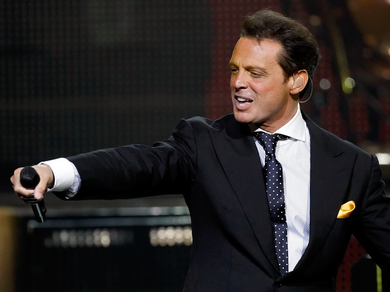 Como la carrera de Luis Rey se encontraba en declive, el actor decidió empezar a impulsar una carrera en el mundo musical para quien ahora conocemos como Luis Miguel.