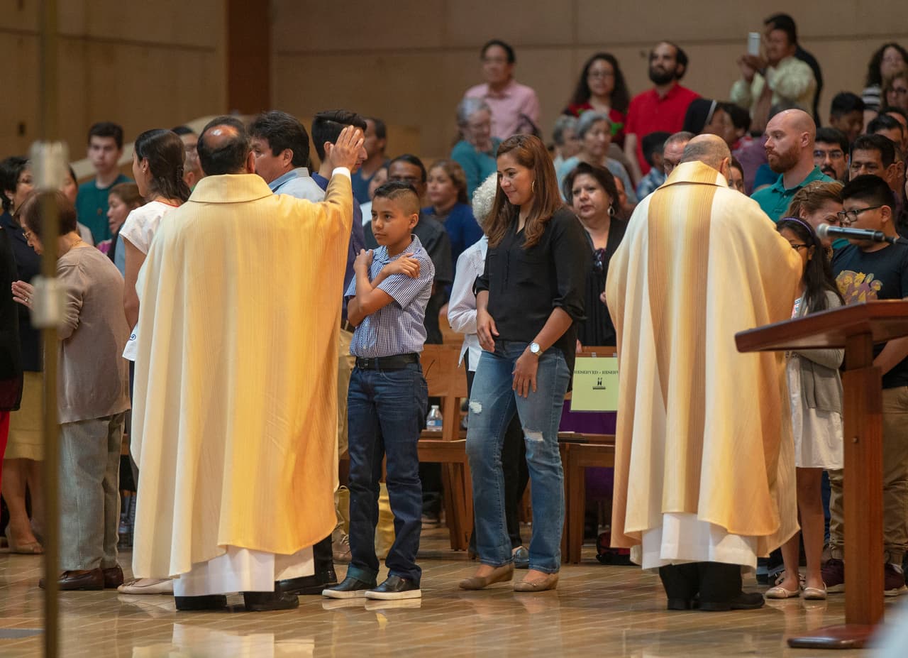 <b>Centros de culto religioso </b>(iglesias, escuelas religiosas, instalaciones dedicadas a actividades de fe, temporales o permanentes).
<br>
<br>“Nuestra obligación es abstenernos, en la mayor medida posible, de llevar a cabo una acción policial cerca de un área protegida o en un área protegida, por lo tanto, se aplica en todo momento y no está limitado por horas o días de operación”, agregó Mayorkas.
<br>