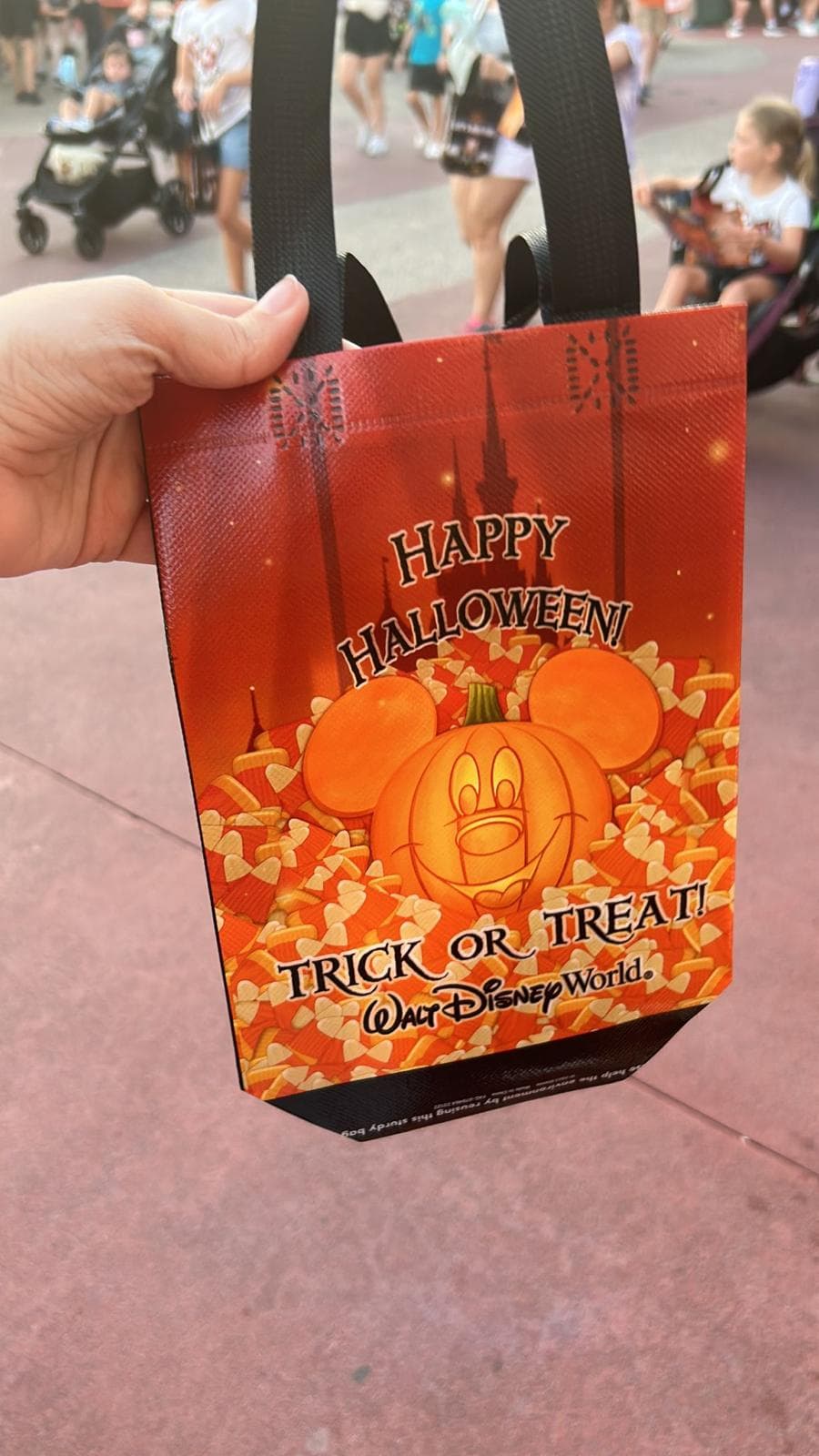 Cada visitante también recibirá una bolsa reutilizable para recolectar dulces y una impresión conmemorativa de Halloween. Durante el recorrido en el parque los visitantes pueden disfrutar de dulces de Mars como Skittles, Snickers y M&M
<b> </b>mientras se visten con sus disfraces de Halloween favoritos.