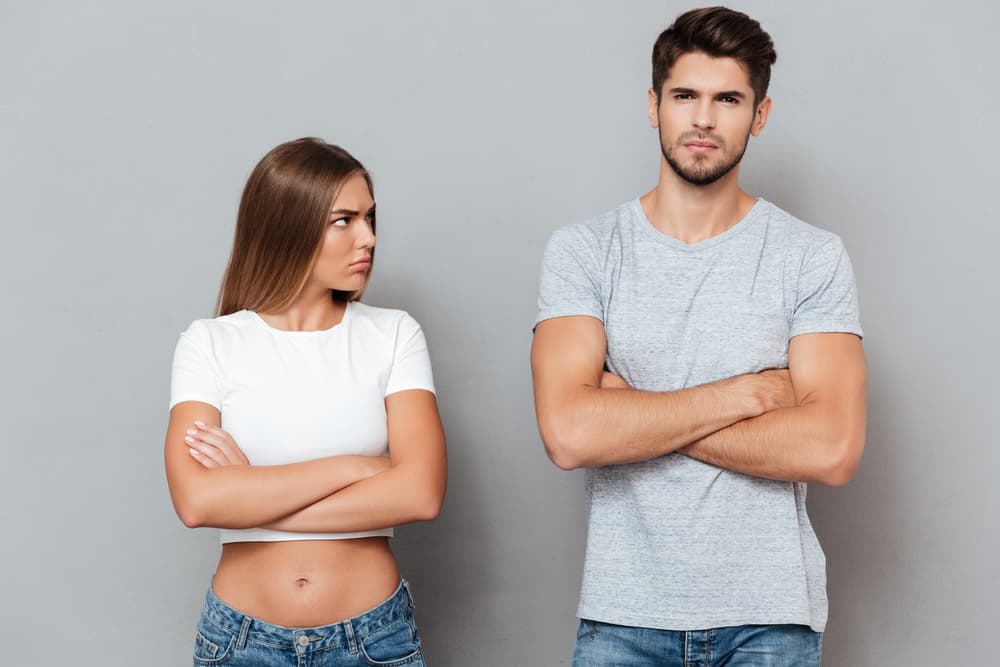 <b>Géminis</b>
<br>Cuando un geminiano ha sido pillado in fraganti puede reaccionar de dos maneras. Una, contrario a su naturaleza expresiva, locuaz y conversadora, asumir una expresión física limitada y rígida, con sus manos y brazos girando hacia adentro. El movimiento de sus piernas también tienden a ser hacia su propio cuerpo, el mentiroso geminiano ocupa menos espacio y crea una especie de “escudo” corporal, o por el contrario exagera en sus gesticulaciones, aunque generalmente se corta y no actúa como es su costumbre, hablando menos, poniéndose a la defensiva y tratando de desviar el tema de la conversación hacia otro asunto.