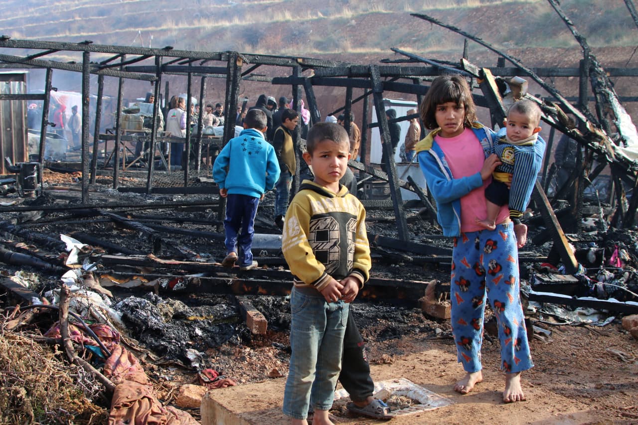 <b>Siria</b>
<br>
<br>Refugiados aceptados por Estados Unidos desde 2016: 
<b>20,316</b>
<br>
<br>2016: 12,587 refugiados aceptados.
<br>
<br>2017: 6,557 refugiados aceptados.
<br>
<br>2018: 76 refugiados aceptados.
<br>
<br>2019: 563 refugiados aceptados.
<br>
<br>2020: 481 refugiados aceptados.
<br>
<br>2021 (hasta el 30 de abril): 52 refugiados aceptados.
<br>
<br>Una cruenta guerra civil que comenzó en 2011 ha hecho que 
<a href="https://www.unhcr.org/en-us/syria-emergency.html"><u>más de 6 millones de personas se escaparan de ese país</u></a>. 
<a href="https://www.univision.com/noticias/refugiados/trump-suspende-todo-el-programa-de-refugiados-por-cuatro-meses-y-cierra-la-entrada-de-sirios-indefinidamente"><u>En 2017 Trump firmó una orden ejecutiva</u></a> para reducir a la mitad el cupo de refugiados establecido por el expresidente Obama y prohíbir por 90 días la entrada de ciudadanos de varios países de mayoría musulmana. A finales de 2019 Estados Unidos retiró sus tropas del norte de Siria, donde estaban luchando contra ISIS.
<br>
<br>
<a href="https://www.univision.com/noticias/ataques/los-ninos-que-sufren-el-horror-de-la-guerra-civil-en-siria-fotos-fotos"><u>Vea aquí a los niños que han sufrido el horror de la guerra civil en Siria </u></a>