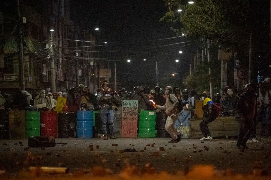 En Bogotá, Cali, Medellín y otras ciudades del país, miles se movilizaron para exigir políticas sociales que alivien los efectos de la crisis económica desatada por la 
<a href="https://www.univision.com/temas/pandemia">pandemia</a> y que castiga fuerte a los jóvenes.