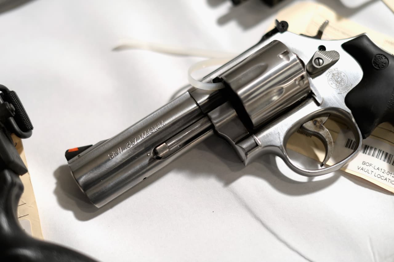 Un bebé de 2 años encuentra arma de su padre, se dispara por accidente y muere
