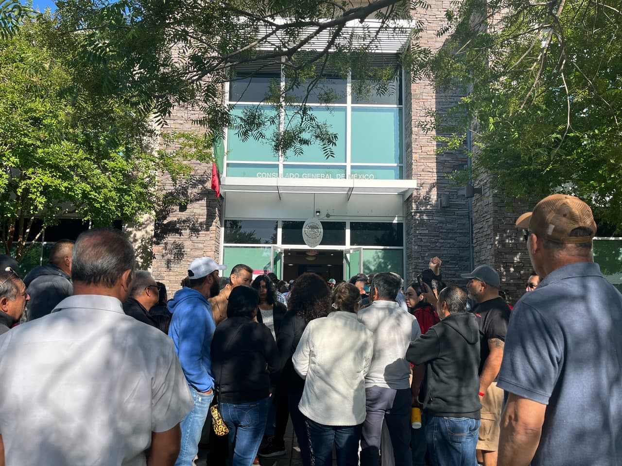 <b>Alma Morales</b> fue la séptima persona en fila para emitir su voto y llegó a las 12:00 de la medianoche de este domingo, 2 de junio al 
<b>consulado de México en Los Ángeles</b>.