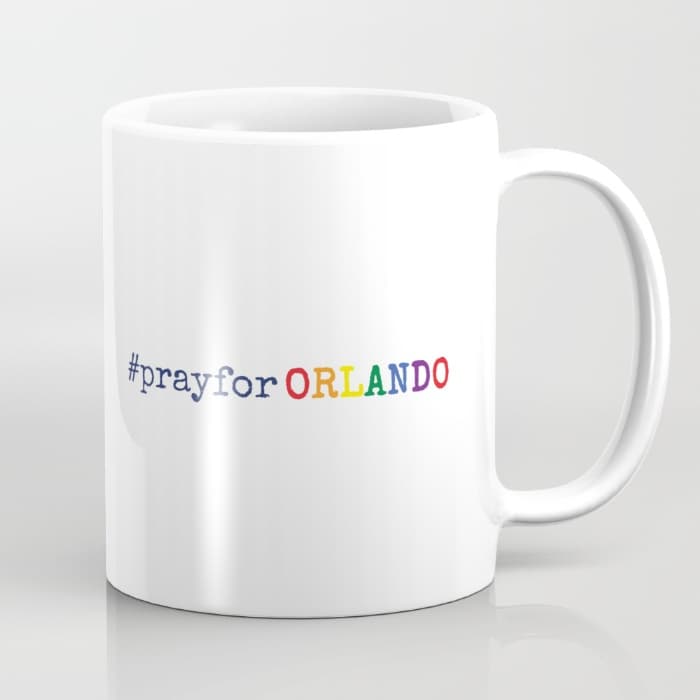 Taza con el hashtag más usado en las redes sociales en los últimos días: #PrayForOrlando. $15 en Society6.com.