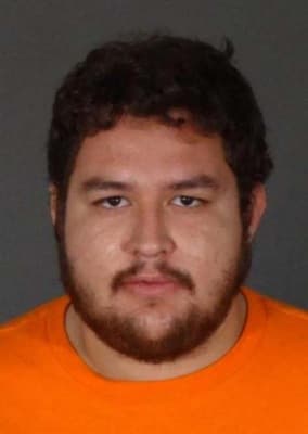 <h3 class="cms-H3-H3">Omar Alexander Cárdenas </h3>
<br>
<br>Con varios disparos de bala en la cabeza, Cárdenas asesinó a un hombre el 15 de agosto de 2019, 
<b>en un gran centro comercial al aire libre en Sylmar, California. </b>
<br>
<br>El FBI ofrece 
<b>una recompensa de hasta 20,000 dólares</b> por toda información que contribuya a su captura. 
<br>