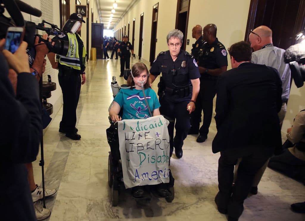 Tres de cada diez adultos minusválidos usan Medicaid, según la Kaiser Foundation. Incluso personas con problemas respiratorios como esta joven, se acercaron para exigir el acceso a la salud. El proyecto de ley que se discute en el Senado también restringe la elegibilidad: con la ley vigente, todo el que califique tiene derecho a recibir cobertura de Medicaid. Con la nueva propuesta, 
<b>“algunos estados se verán obligados a eliminar servicios opcionales”</b>, según lo explicó la Oficina de Presupuesto del Congreso (CBO).
