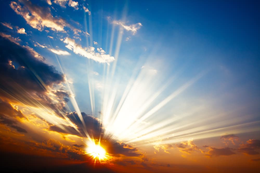 <b>El Sol: Nuestro yo interior.</b>
<br>Nuestra estrella, es el Sol, alrededor de la cual giran todos los planetas del Sistema Solar. En Astrología representa el Yo Interior, el Ego, la personalidad. Es el que da el nombre al signo que pertenecemos, aunque astronómicamente no significa que una persona de Aries, por ejemplo, tenga físicamente el Sol en la constelación de Aries, pues la Astrología se guía por el punto vernal y la llamada Precesión de los Equinoccios explica este cambio y el nombre de las mismas es en relación al punto cero inicial de Aries, cuando comienza el año zodiacal.
