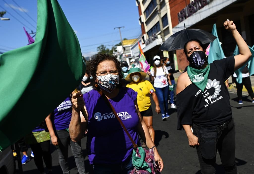 Juez otorga libertad a Sara Rogel, presa hace 10 años por aborto involuntario en El Salvador 