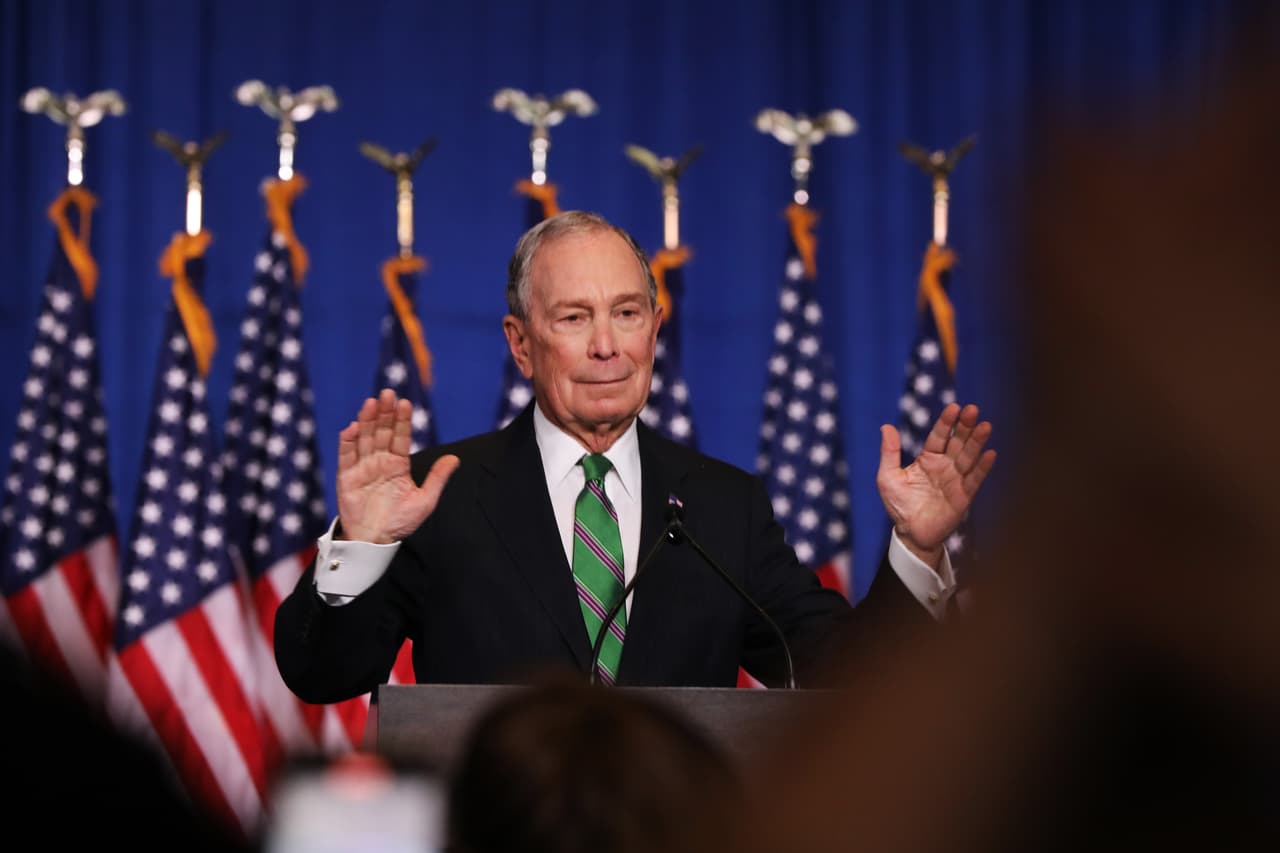 <b>Puesto 16. Michael Bloomberg</b>
<br>
<br>Donaciones de por vida: 11,100 millones de dólares.
<br>
<br>Porcentaje del patrimonio neto donado: 16.8%.
<br>
<br>Patrimonio neto: 54,900 millones de dólares.
<br>
<br>Enfoque de sus aportes: cambio climático y salud.
<br>
<br>El exalcalde y ex precandidato presidencial neoyorquino hace sus aportes a través de Bloomberg Philanthropies, una organización que se autoproclama “líder mundial en cambio climático, salud pública, educación y otros problemas críticos que enfrentan Estados Unidos y el mundo". También ha promovido esfuerzos para frenar la violencia armada.
<br>