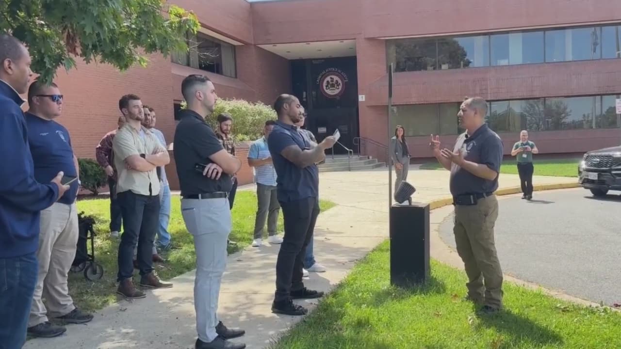 Cerca y en español: policía de Fairfax aprende para poder estar unida a la comunidad