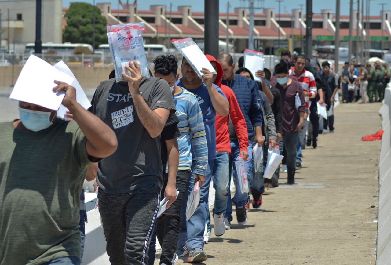 Investigación de diario en San Diego encontró que muchos migrantes que han terminado sus casos de asilo son devueltos a México con citatorios falsos