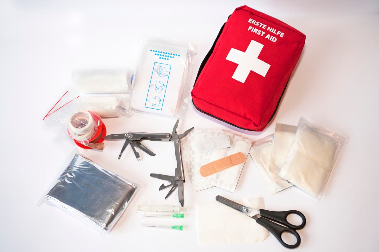 <b>Tenga un botiquín de primeros auxilios. </b>La Cruz Roja Americana recomienda mantener un botiquín de primeros auxilios en el hogar para tratar lesiones comunes (cortes, raspones, quemaduras leves o golpes). Este kit debe incluir ungüentos antibióticos, gasas, vendas y un termómetro, entre otros productos para tratamientos básicos.