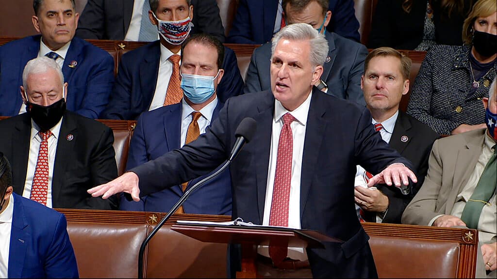 El republicano McCarthy en su agrio discurso que se prolongó hasta las 5:00 am.