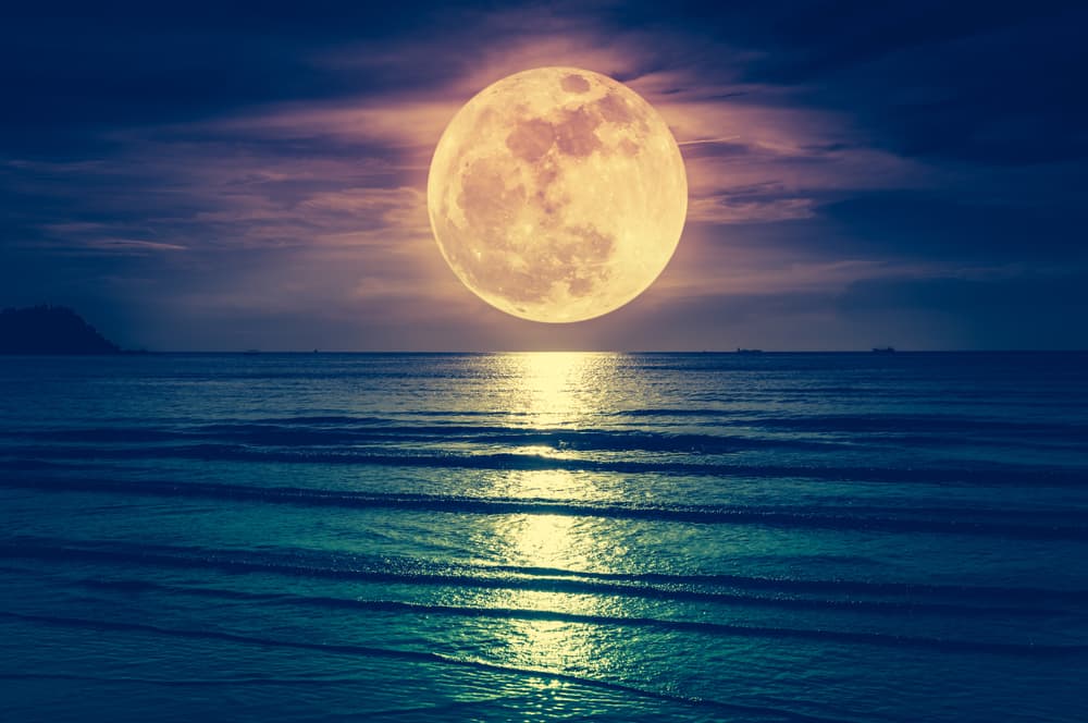 El significado de la Luna puede ser complementario y a la vez directo si lo sabes aplicar. La Luna llena es propicia para dejar defectos, eliminar malas relaciones, liberarse de adicciones u otros problemas que podamos tener y tomar la decisión en dicho día.