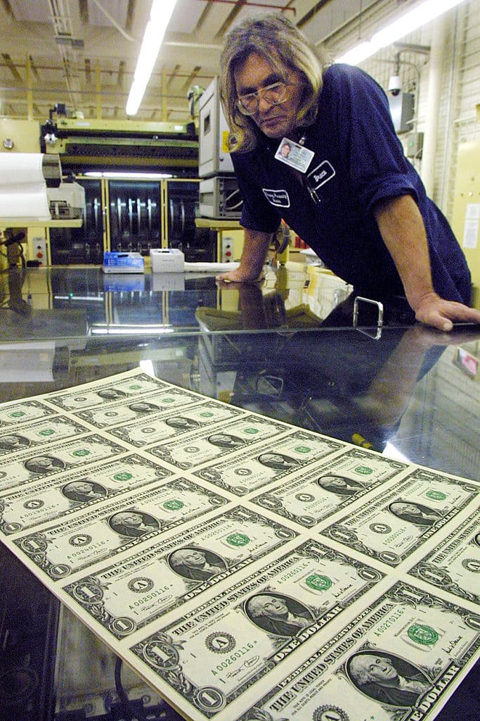 También los números de serie de los billetes pueden contener una estrella al final, eso significa que el BEP identificó un error tras la primera impresión. La estrella indica que la factura es un reemplazo y se denomina "nota estrella". (Photo by Alex Wong/Getty Images)