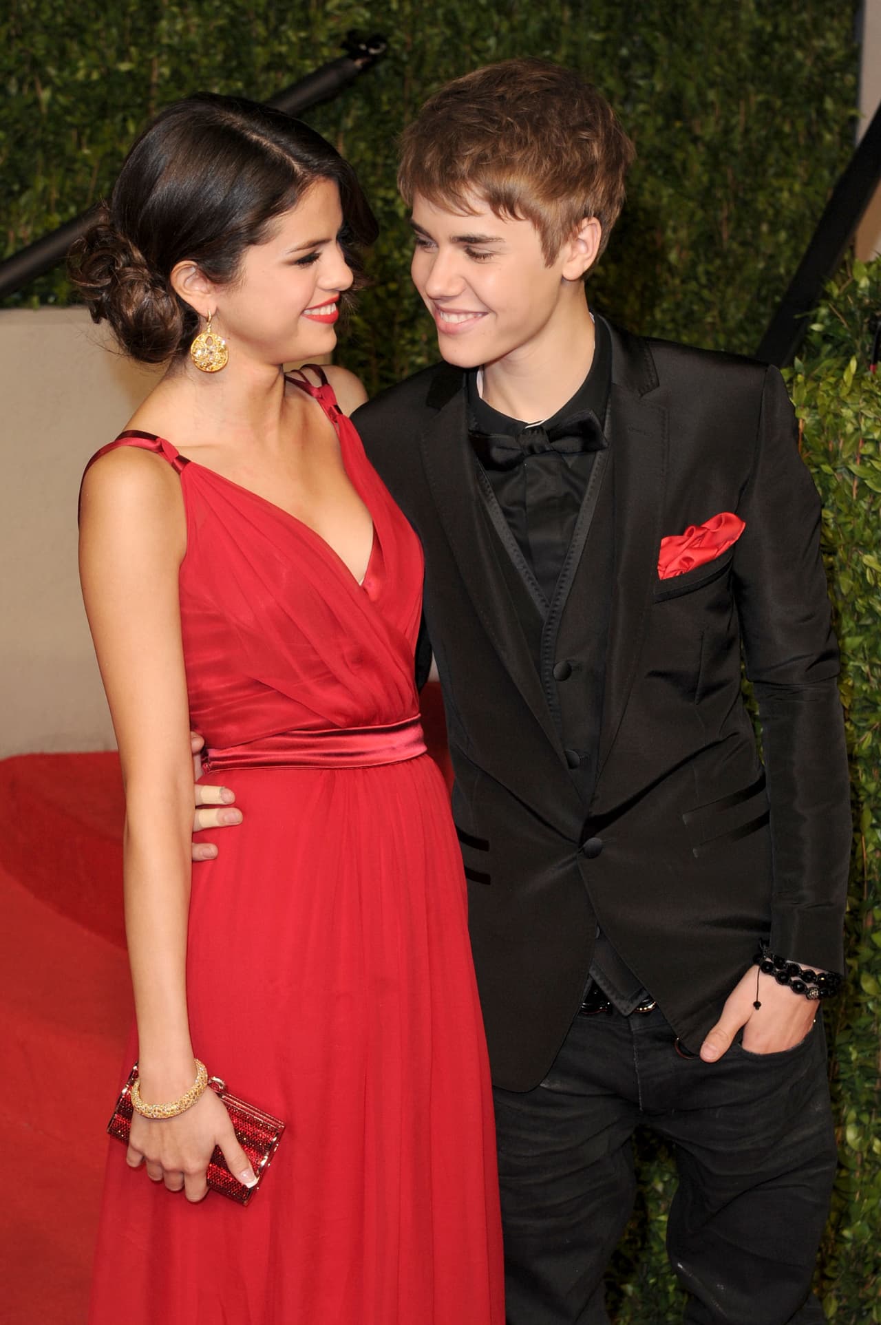 Gómez y Bieber comenzaron a andar en el 2011 y se separaron de manera definitiva en marzo de 2018. Seis meses después, él se
<b> <a href="https://www.univision.com/estilo-de-vida/bodas/ya-se-caso-justin-bieber-el-cantante-y-hailey-baldwin-se-dieron-el-si-segun-people-fotos" target="_blank">casó vía civil con Hailey Baldwin</a></b> y un año después de manera religiosa. 
<br>