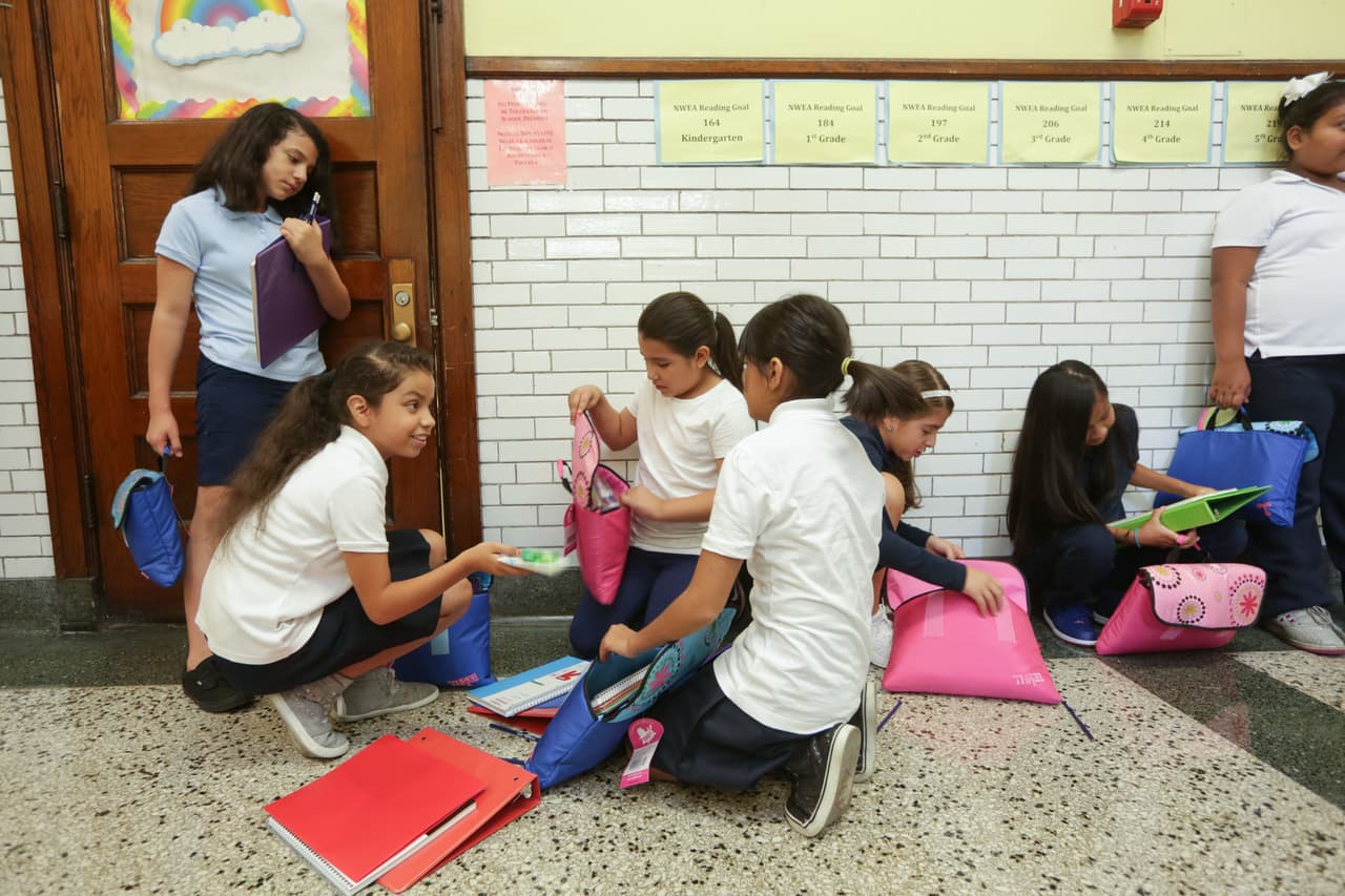 A menudo los presupuestos estatales no cubren las necesidades de las escuelas y los estudiantes dependen de donativos para suplir sus necesidades.