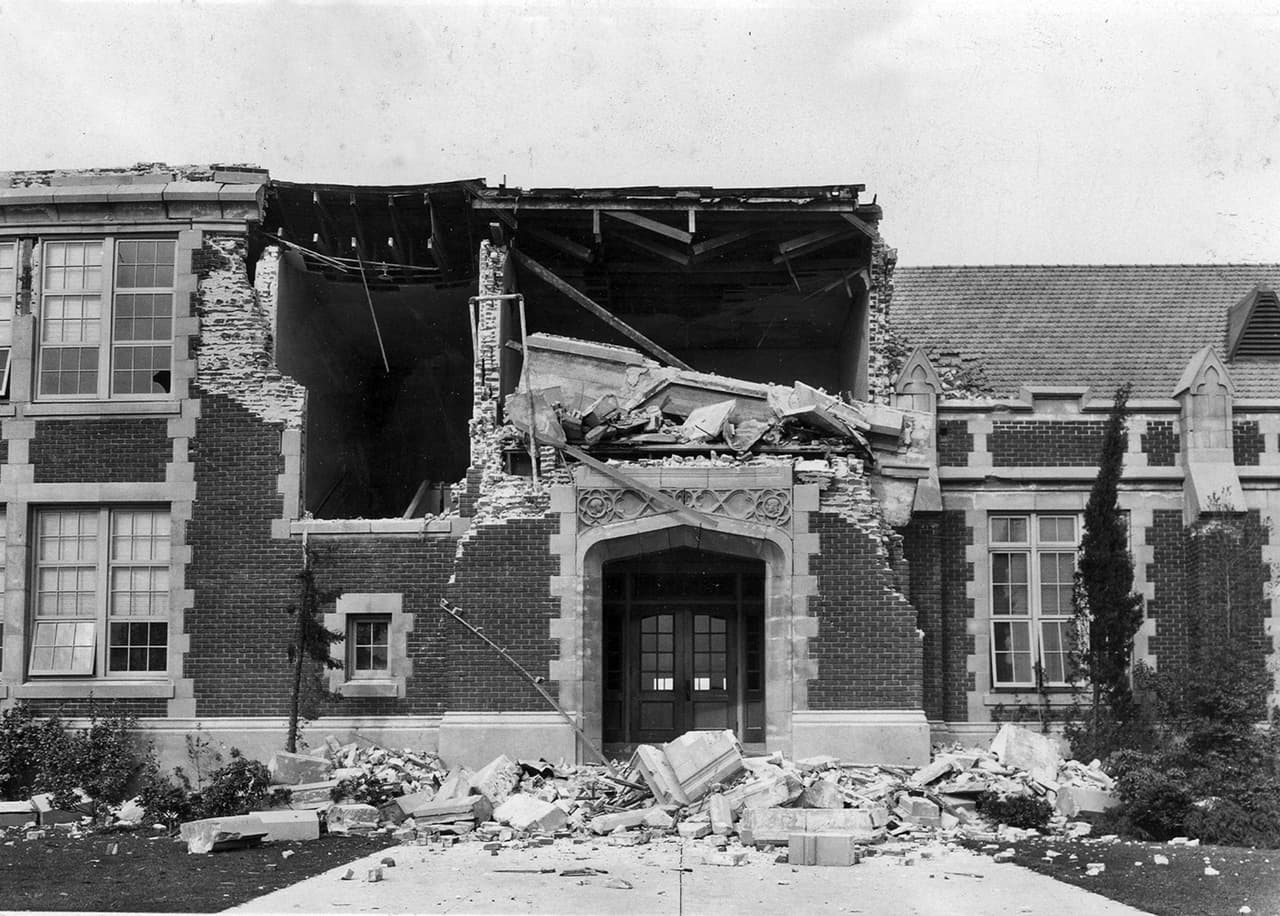 Los daños materiales que dejó el sismo llevó a la legislatura de California a aprobar el Acta de Field, la ley que aún regula las prácticas de construcción en el estado.